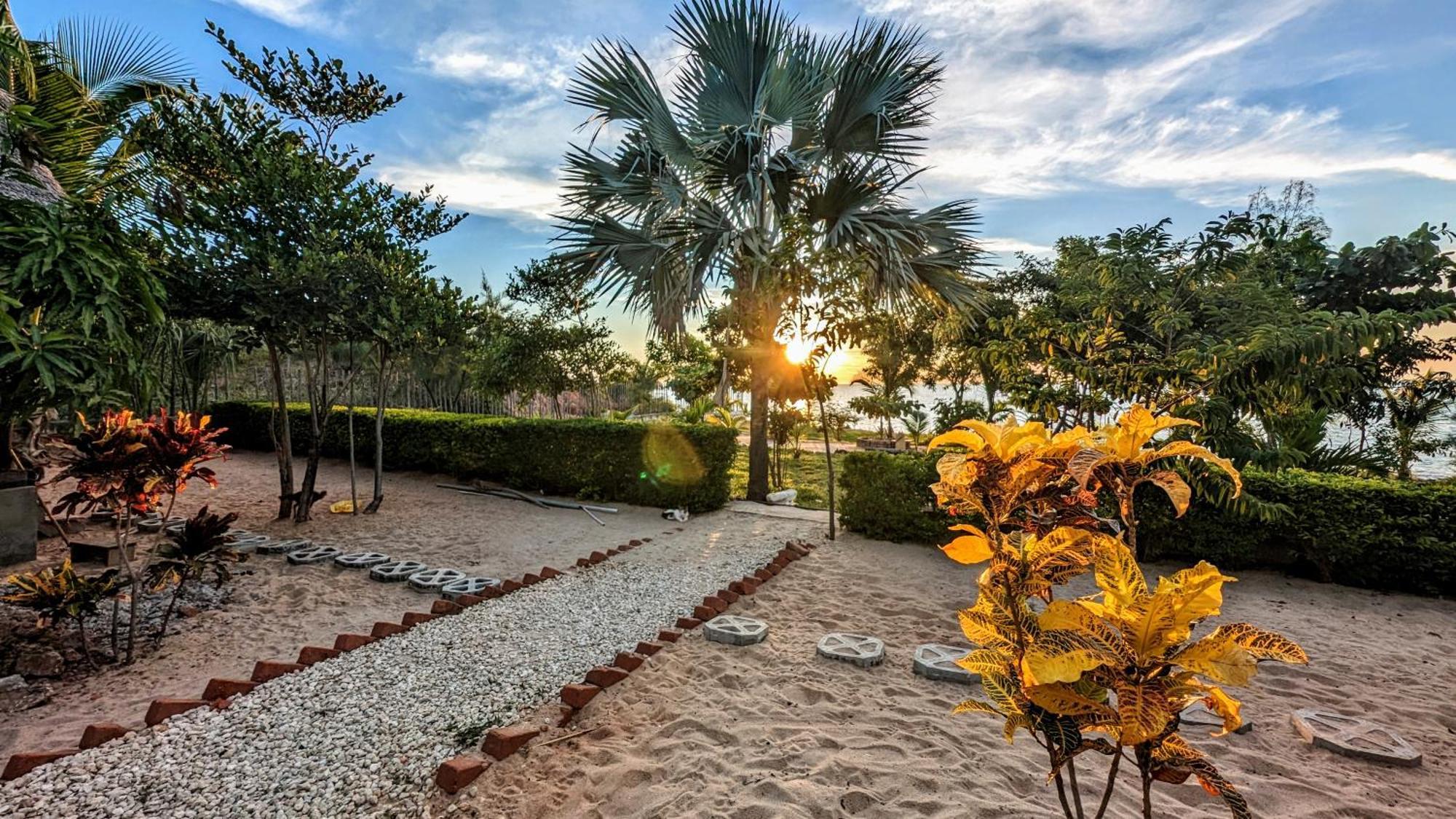 Ampazony Oasis Lodge Mahajanga Esterno foto