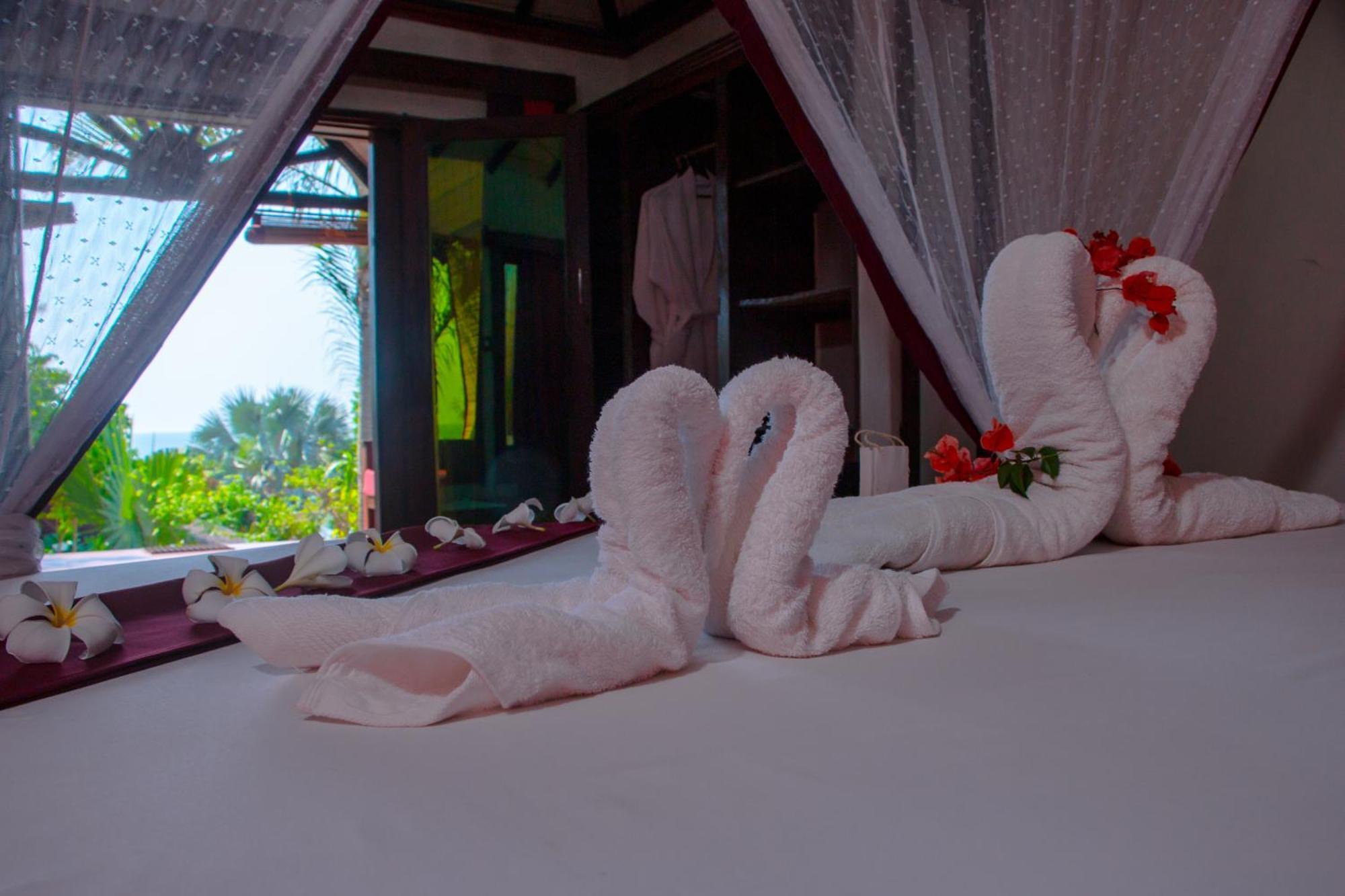 Ampazony Oasis Lodge Mahajanga Esterno foto
