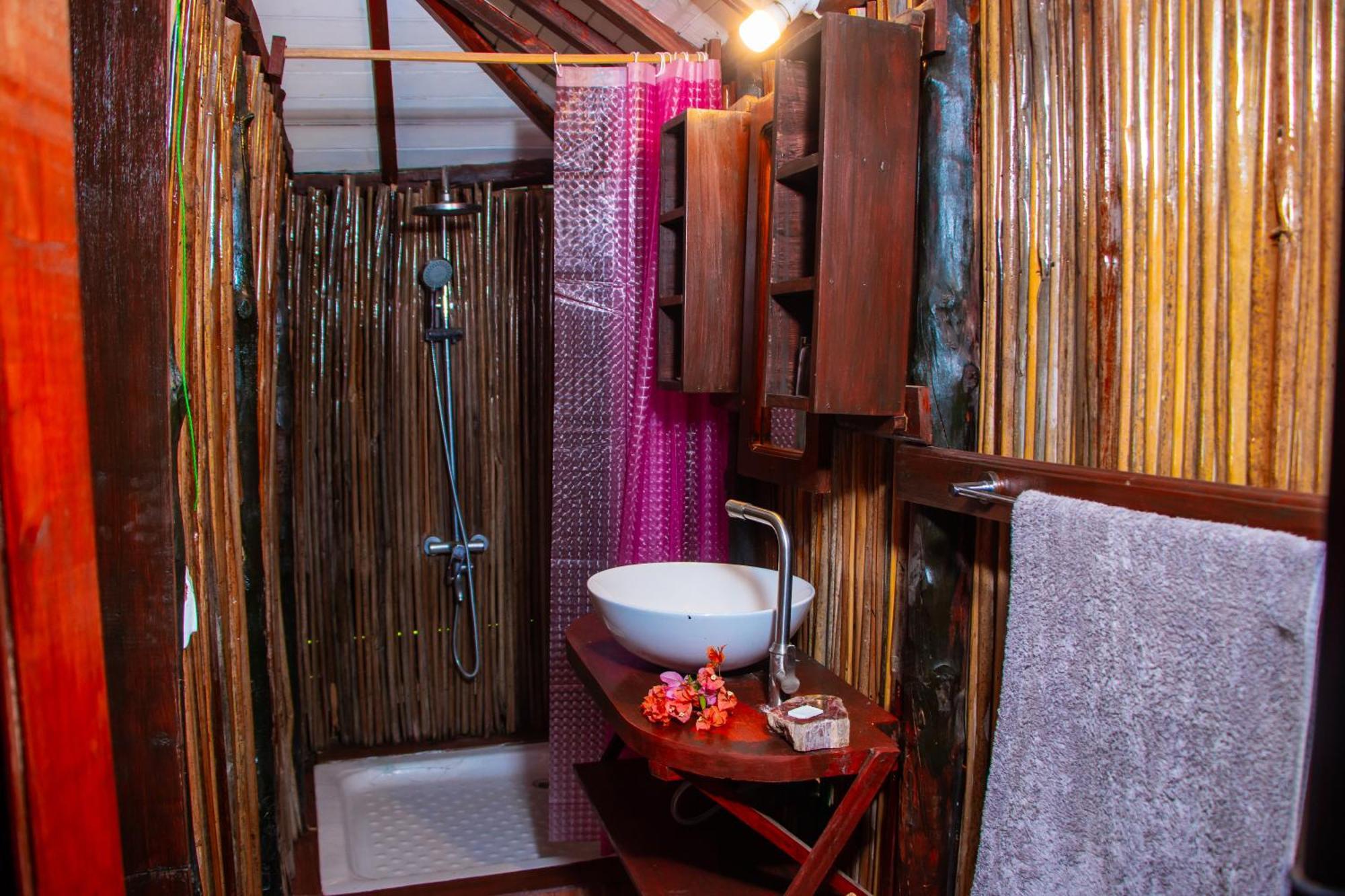 Ampazony Oasis Lodge Mahajanga Esterno foto